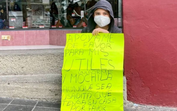 Menor de edad pide apoyo para sus útiles escolares con una cartulina en Veracruz