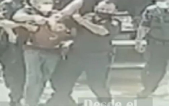 Policías someten a José Eduardo en Mérida