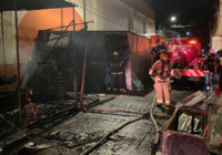 Atienden primeros respondientes de Córdoba incendio de locales en mercado Revolución