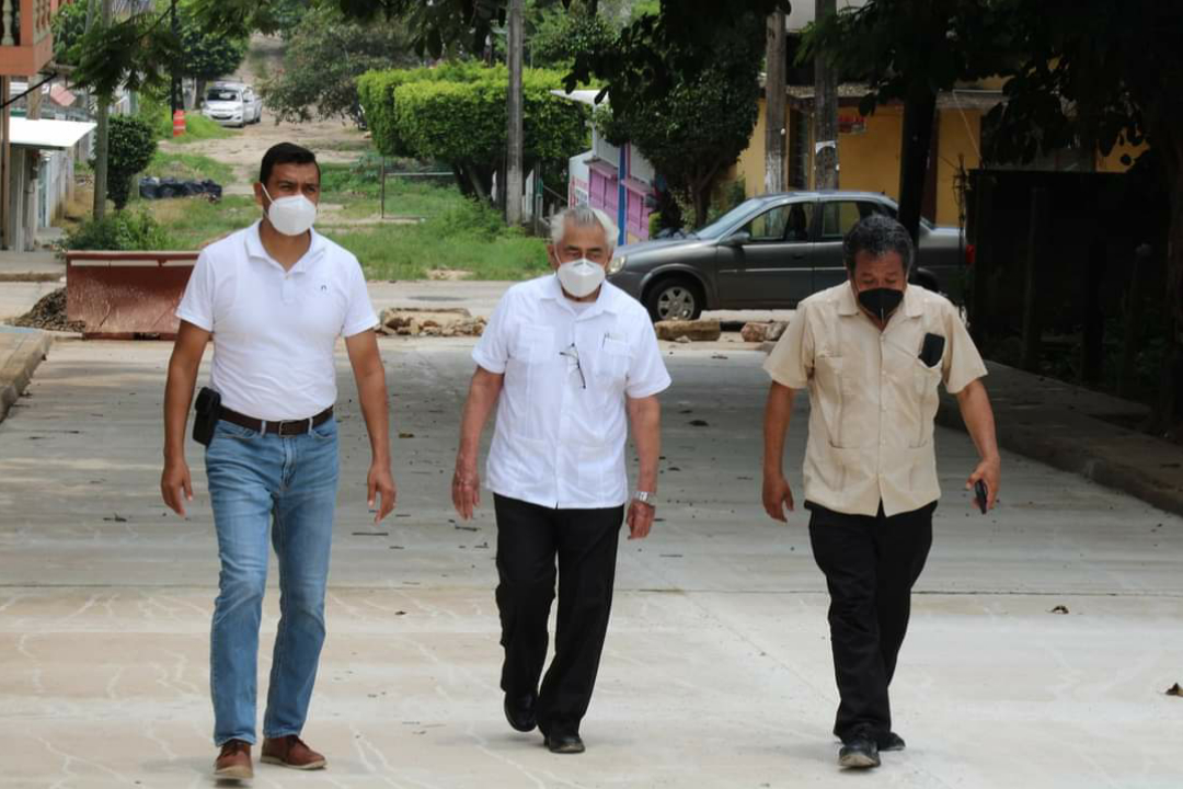 Recorre Alcalde pavimentación de calle Emiliano Zapata