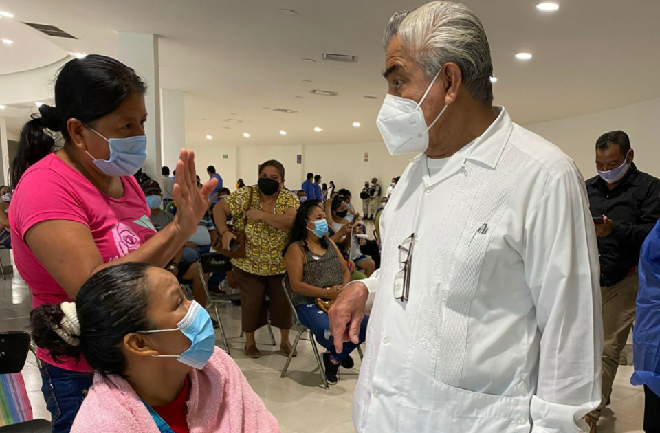 Supervisa Alcalde vacunación a personas de 40 a 49 años en Minatitlán