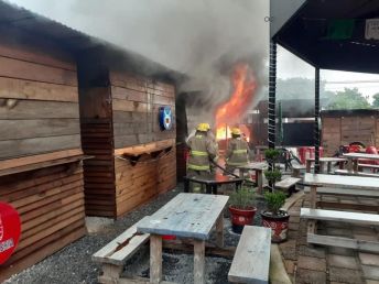 Dos negocios del Food Park «La Bomba» terminaron calcinados