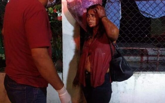 De garrotazos le dió su pareja