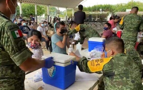 VACUNAN A JÓVENES DE 18 Y MÁS EN COSOLEACAQUE