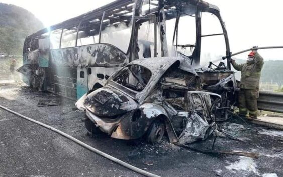 Murió calcinado en su carro  luego que el   invadiera  su carril y lo embistiera provocando el incendio