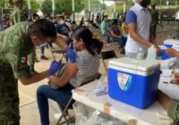 VACUNAN A JÓVENES DE 18 Y MÁS EN COSOLEACAQUE