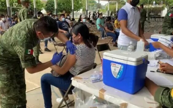 VACUNAN A JÓVENES DE 18 Y MÁS EN COSOLEACAQUE