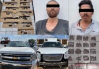 Detienen a dos sicarios de ‘La Chapiza’ con fuerte arsenal y vehículo blindado