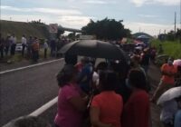 integrantes de la Resistencia Civil que encabeza Francisco Javier Fernández Morales “El Potro”, se manifiestan cerrando la vialidad en la carretera federal libre a Xalapa