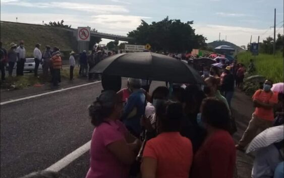 integrantes de la Resistencia Civil que encabeza Francisco Javier Fernández Morales “El Potro”, se manifiestan cerrando la vialidad en la carretera federal libre a Xalapa