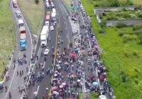 Trafico intenso por el cierre de circulación por manifestantes sobre la carretera #Xalapa-#AltoLucero