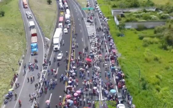 Trafico intenso por el cierre de circulación por manifestantes sobre la carretera #Xalapa-#AltoLucero