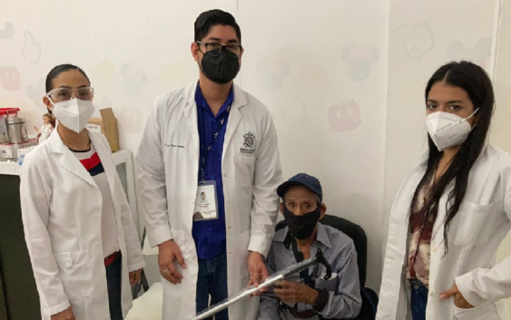 DIF Minatitlán entrega apoyos médicos y funcionales a personas vulnerables