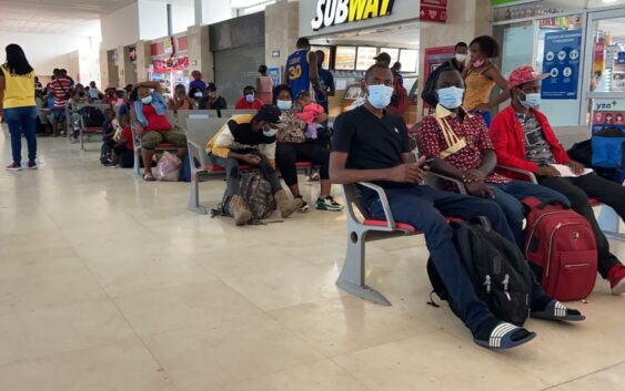 Se suben a un ADO haitianos para seguir su camino rumbo a Estados Unidos Abarrotan central camionera migrantes en su paso por eso sur
