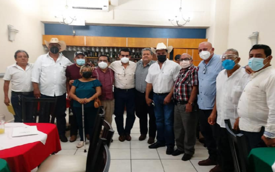 Se reúne el Diputado Federal Esteban Bautista con ganaderos en Acayucan