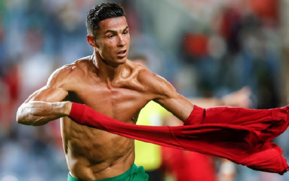 Cristiano Ronaldo ‘se quita’ la playera de Portugal para adelantar su llegada al Manchester United