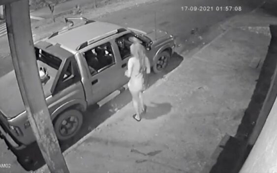 Apuñalan a mujer por presunta infidelidad; su supuesto amante la deja morir en la acera