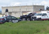 Encuentran encobijado en terreno baldío de Toluca