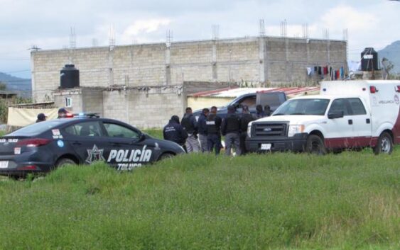 Encuentran encobijado en terreno baldío de Toluca