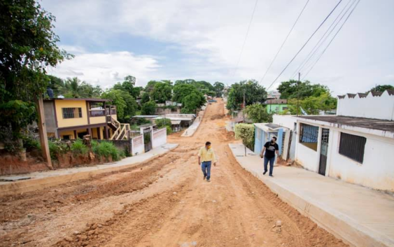 Alcalde de Acayucan supervisa la construcción de concreto hidráulico en la calle Plutarco Elías Calles de la colonia Hilario C. Salas