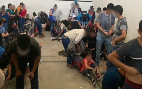 Aseguran a 162 migrantes que se encontraban en una bodega en Tamaulipas; 23 de ellos eran menores de edad