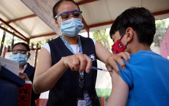 Resuelve juzgado vacunar a menores contra covid