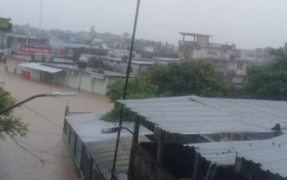 Sur de Veracruz sufre inundaciones por torrenciales lluvias