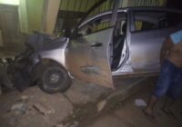 Automovilista choca contra vivienda en Soconusco