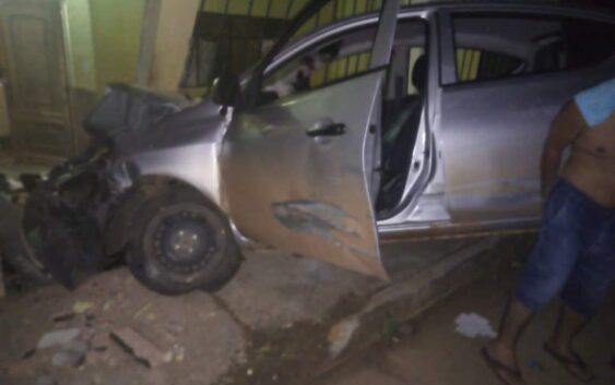 Automovilista choca contra vivienda en Soconusco