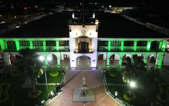 Iluminaron el palacio municipal de Acayucan por el día mundial de personas talla baja