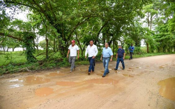 Por iniciar la construcción de camino La Providencia – El Veintisiete en Sayula de Alemán