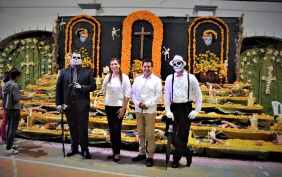 En Oluta…Impresionante altar de Muertos.              El Ayuntamiento y el DIF y celebran con un festival a los fieles difuntos