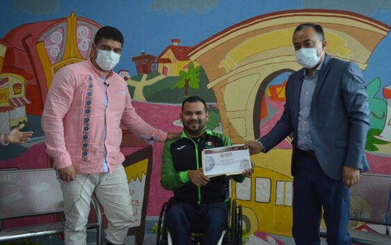 Reconoce SEV constancia de atleta paralímpico Diego López Díaz