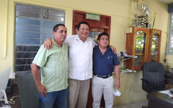 El Profresor Luis Carlos Acuña de la Fuente asumió la dirección de la Escuela de Bachilleres Acayucan Oficial