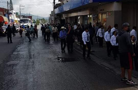 Camioneta a punto de incendiarse provocó pánico en Coppel Cd. Mendoza