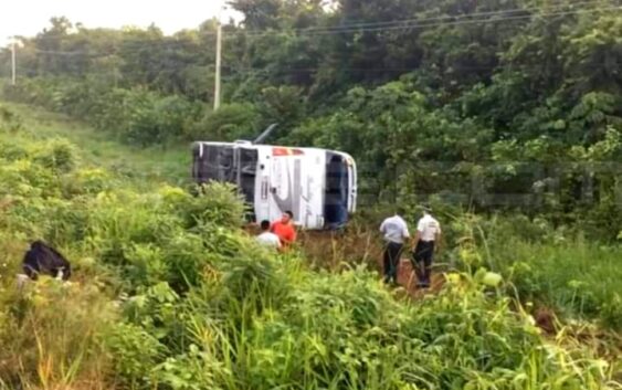 ACAYUQUEÑOS RESULTAN LESIONADOS EN ACCIDENTE CATRETETO EN. QUINTANAROO.
