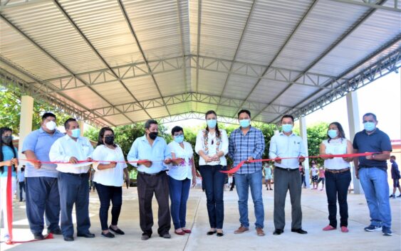 En Tenejapa inauguró la alcaldesa María Luisa Prieto Duncan el techado escolar en la escuela primaria Enrique C. Rébsamen