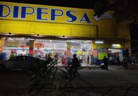 Mujer acomodaba cajas y elevador le cae encima en tienda de Coatza