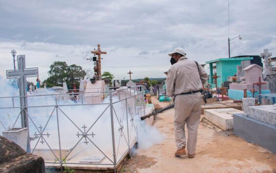 Fumigación del panteón municipal de Acayucan, para evitar transmisión del dengue