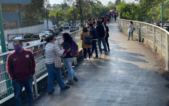 En Xalapa profesores intentan colarse por vacuna Pfizer