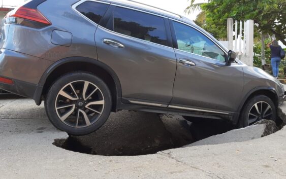 Se hunde pavimento y se “traga” camioneta; Ayuntamiento no pagará daños