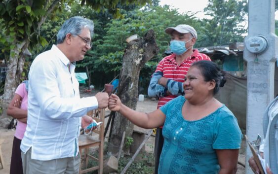 Gobierno y CFE dotan a más hogares de energía eléctrica, en Sayula de Alemán