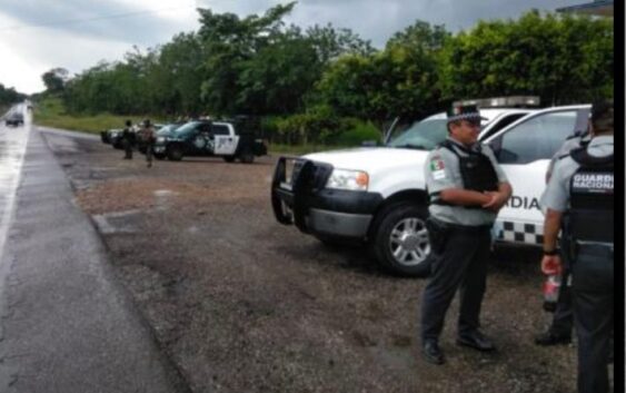 Despliegan SSP y fuerzas federales operativo preventivo ante paso de caravana de migrantes, en Jesús Carranza