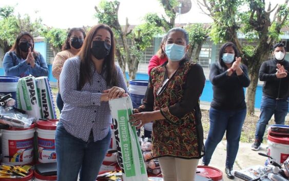 Entrega SEV paquetes de mantenimiento y huertos a escuelas de San Andrés y Catemaco