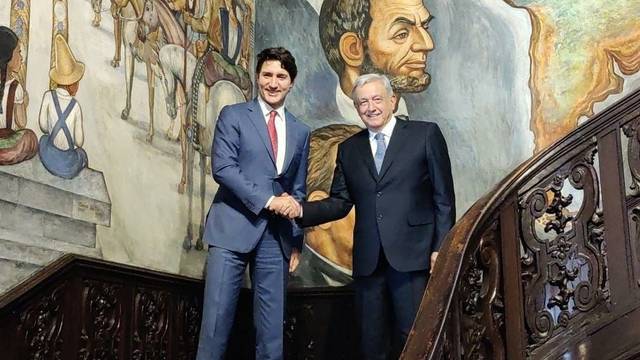 Cumbre de Líderes de América del Norte: Justin Trudeau se toma foto en mural de Instituto Cultural Mexicano