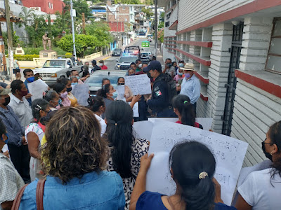 CAMPESINOS PAPANTECOS PROTESTAN PORQUE NO DEJAN USAR AULAS A SUS HIJOS PARA TOMAR CLASES