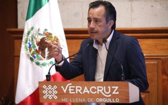 Acompañada por mujeres del Gabinete, entrega PROGOB Tercer Informe de Gobierno a la LXVI Legislatura