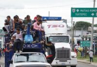 Caravana migrante avanza rumbo a Coatzacoalcos, los espera cerco de la GN