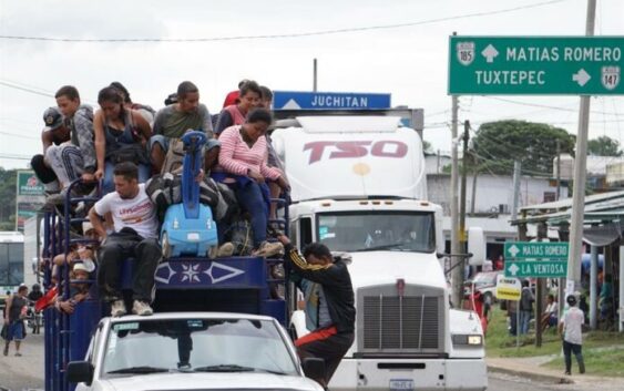 Caravana migrante avanza rumbo a Coatzacoalcos, los espera cerco de la GN