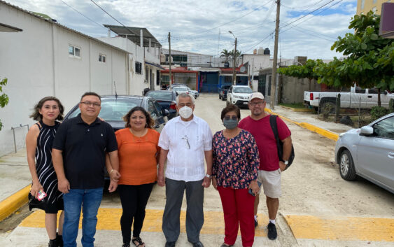 Entrega Alcalde pavimentación, drenaje y red de agua potable de la calle Tláloc